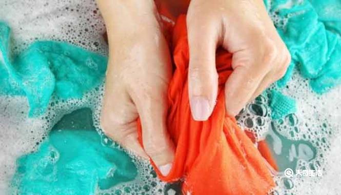 辣椒油弄到衣服上怎么办？快速去渍技巧分享