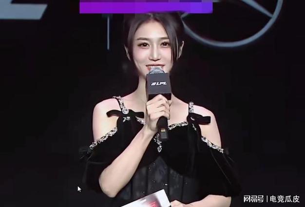 男人装lol特辑怎么样？性感美女与电竞的碰撞！