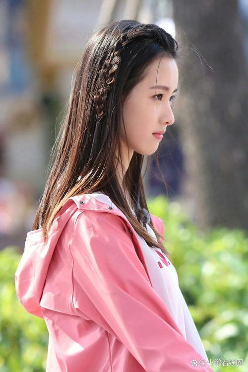 清新书卷的女生什么样?解读这种独特迷人的魅力!