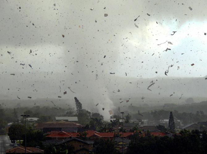 成都瞬间天黑吓坏网友！这种极端天气现象正常吗？