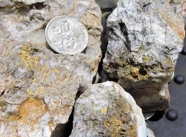 普拉塔尼的黄金石