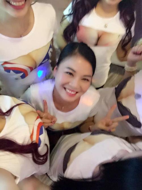 撕奶装是什么衣服?一文看懂这款潮流单品!